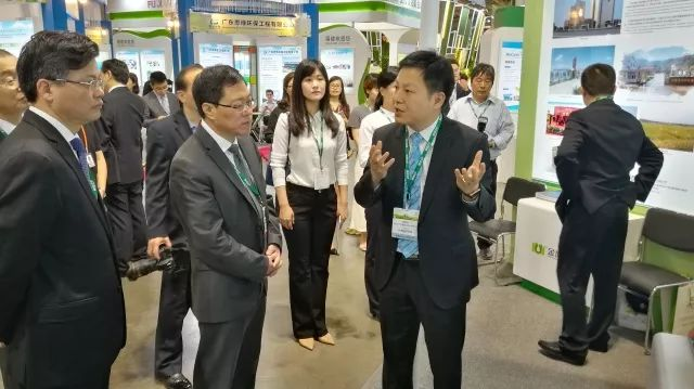湖南省政府副省長陳文浩蒞臨九九智能環(huán)保展臺(tái)