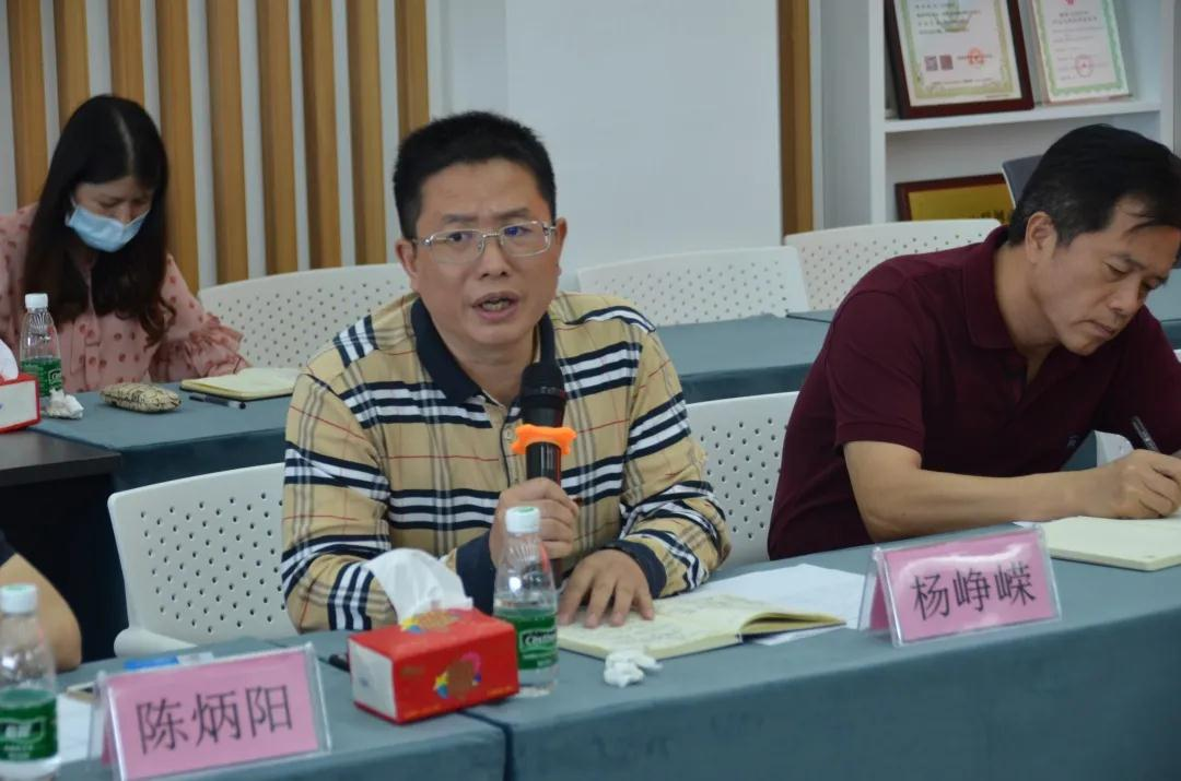 長沙市高新區(qū)黨群工作局副局長楊崢嶸對此次會議作出總結(jié)和指導(dǎo)
