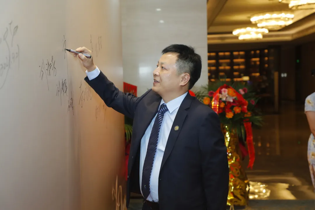 踐創(chuàng)業(yè)初心，擔(dān)使命前行
